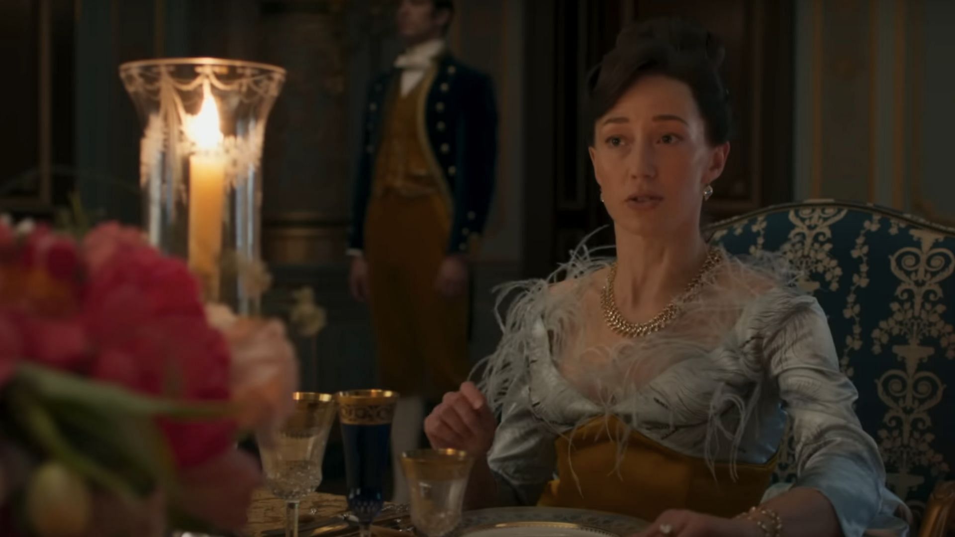 Bertha wears loud outfits (Image via YouTube/HBO)